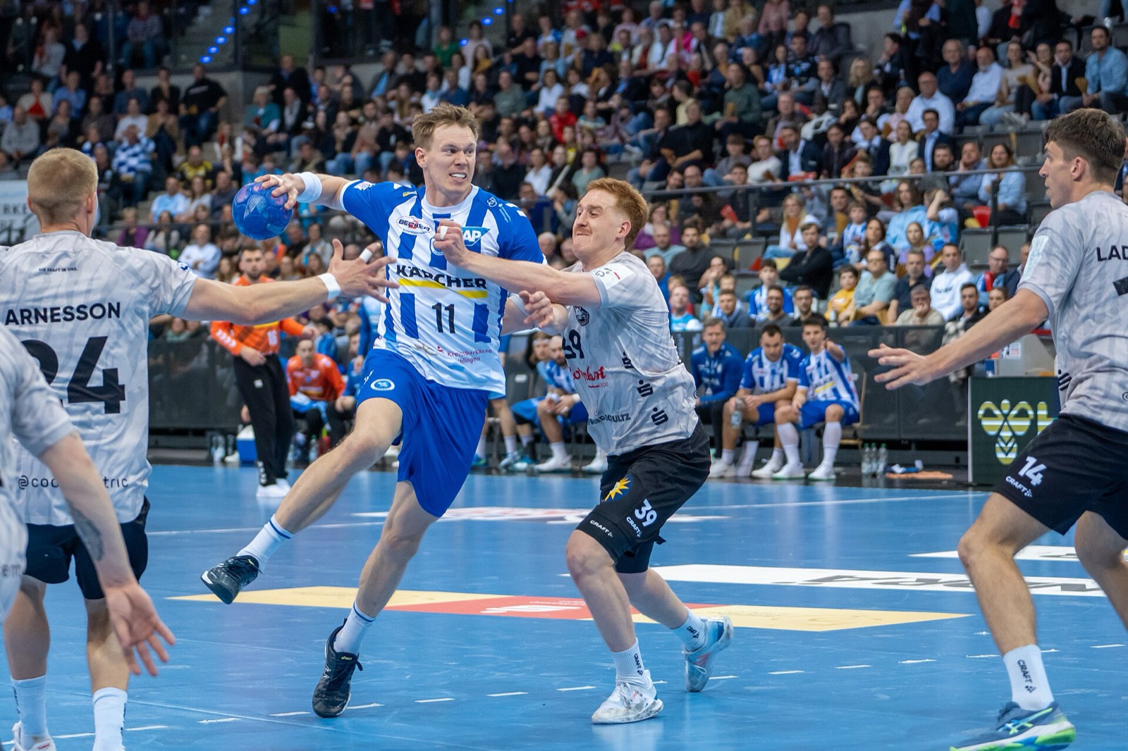 Rückraumspieler des TVB Stuttgart zieht im Bundesliga-Spiel gegen den Bergischen HC mit Ball in Richtung Abwehr