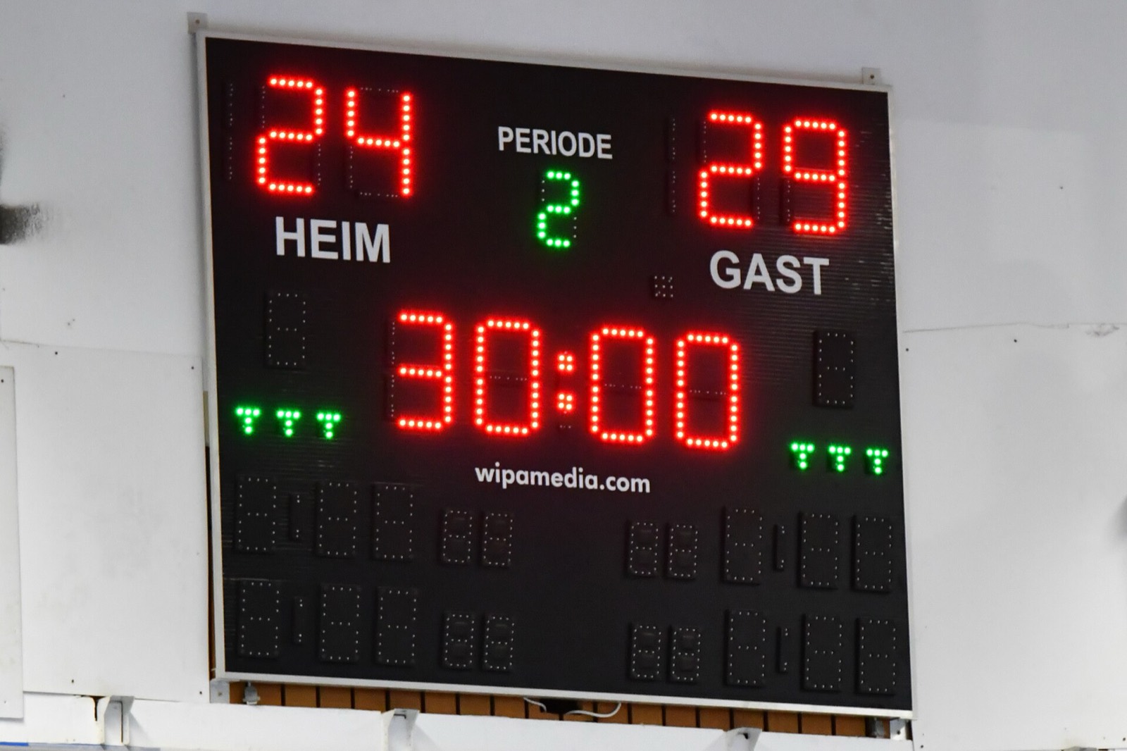 Anzeigetafel in einer Handballhalle mit Spielstand 24:29 und Spielzeit 30:00 in der zweiten Halbzeit
